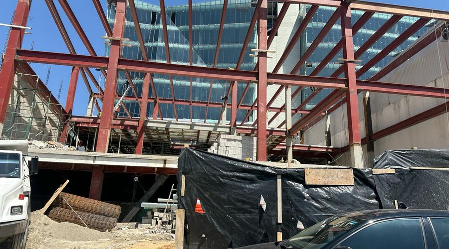 Estructura metálica en montaje