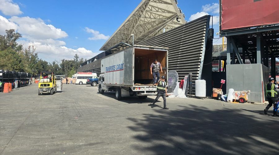 Camión de carga en maniobra de entrega