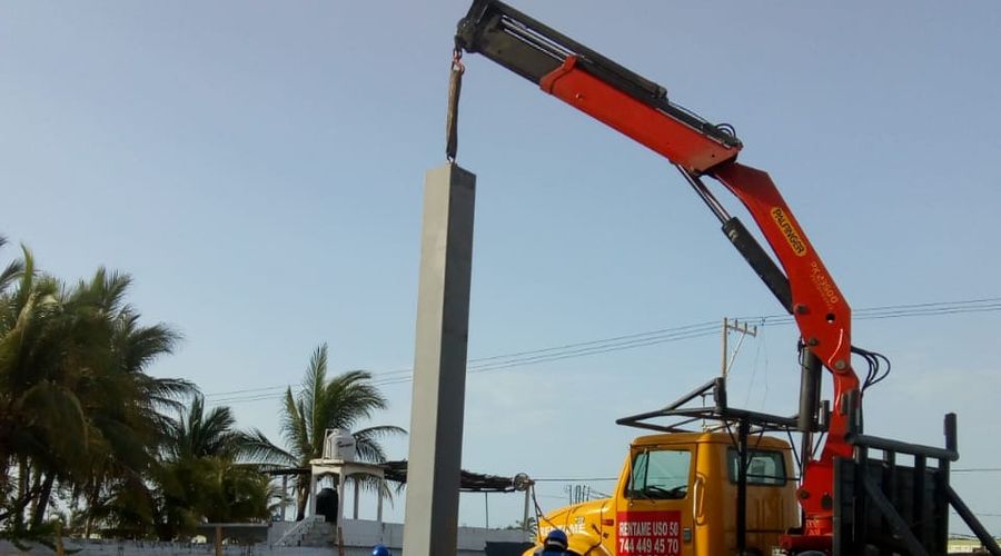 Grúa Hiab colocando columna de acero