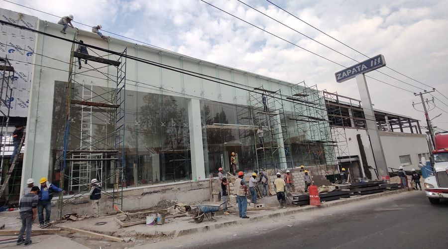 Edificio comercial en construcción