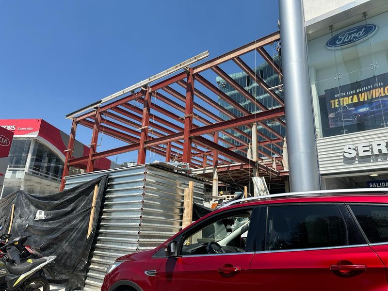 Montaje de estructura metálica en agencia automotriz