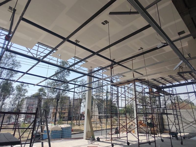 Estructura y cubierta de nave comercial