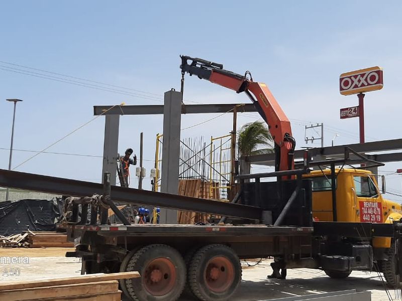 Maniobra con grúa Hiab en obra